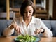 Desde calorones hasta insomnio: Estos son los alimentos indicados para aliviar cada uno de los síntomas de la menopausia