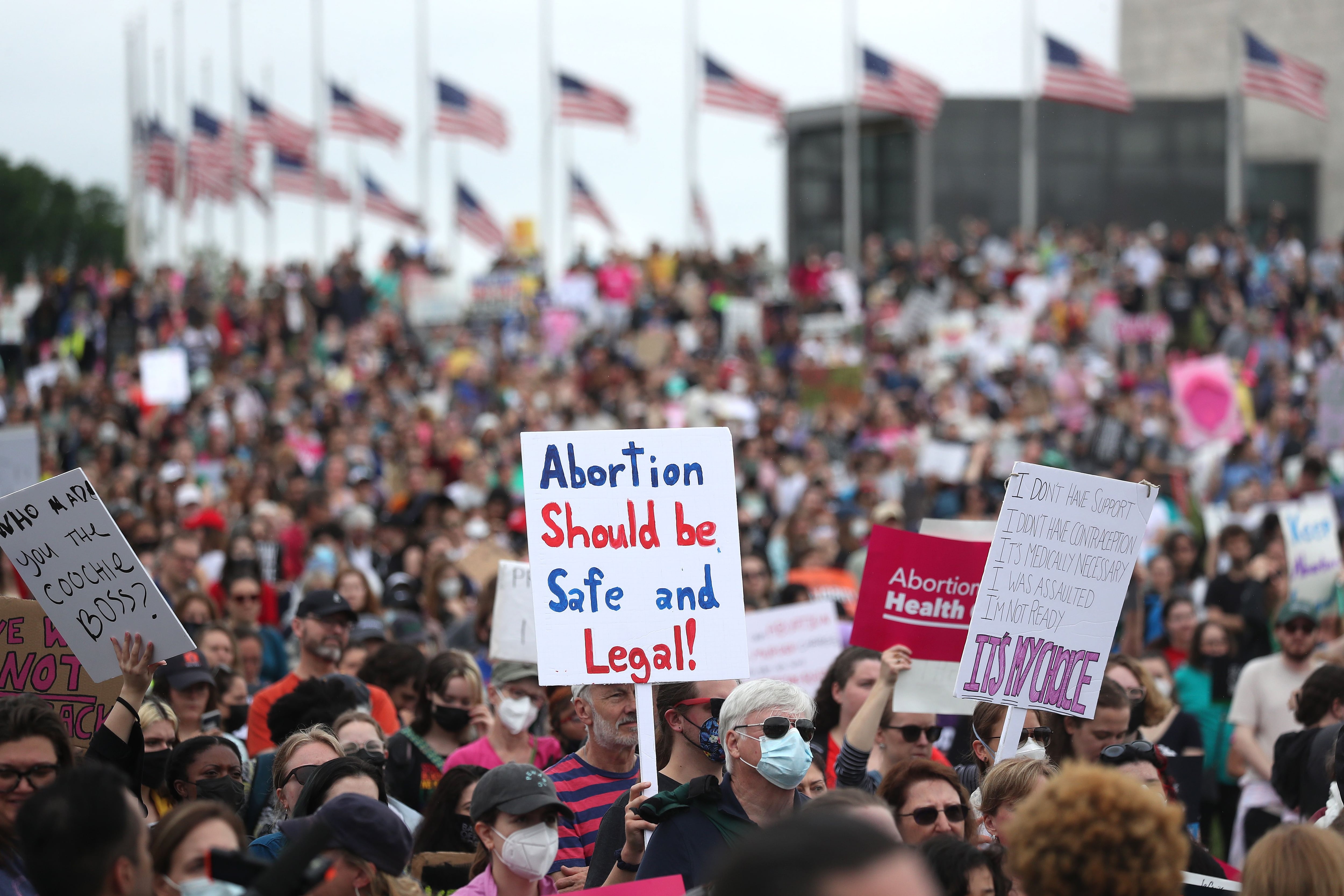 Miles de personas se manifiestan en ciudades de Estados Unidos a favor del derecho al aborto