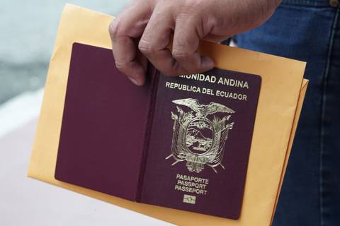 ‘Ya no podemos más, la única opción es salir y empezar una vida nueva’: hay usuarios que buscan pasaporte en Guayaquil para migrar