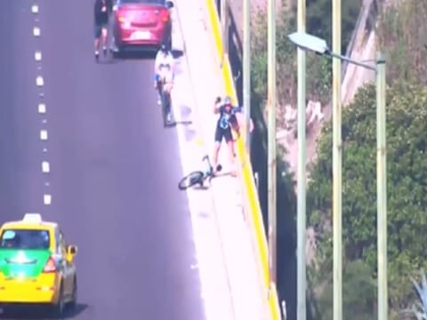 Ciclista evitó que un hombre salte del puente El Chiche, en el nororiente de Quito