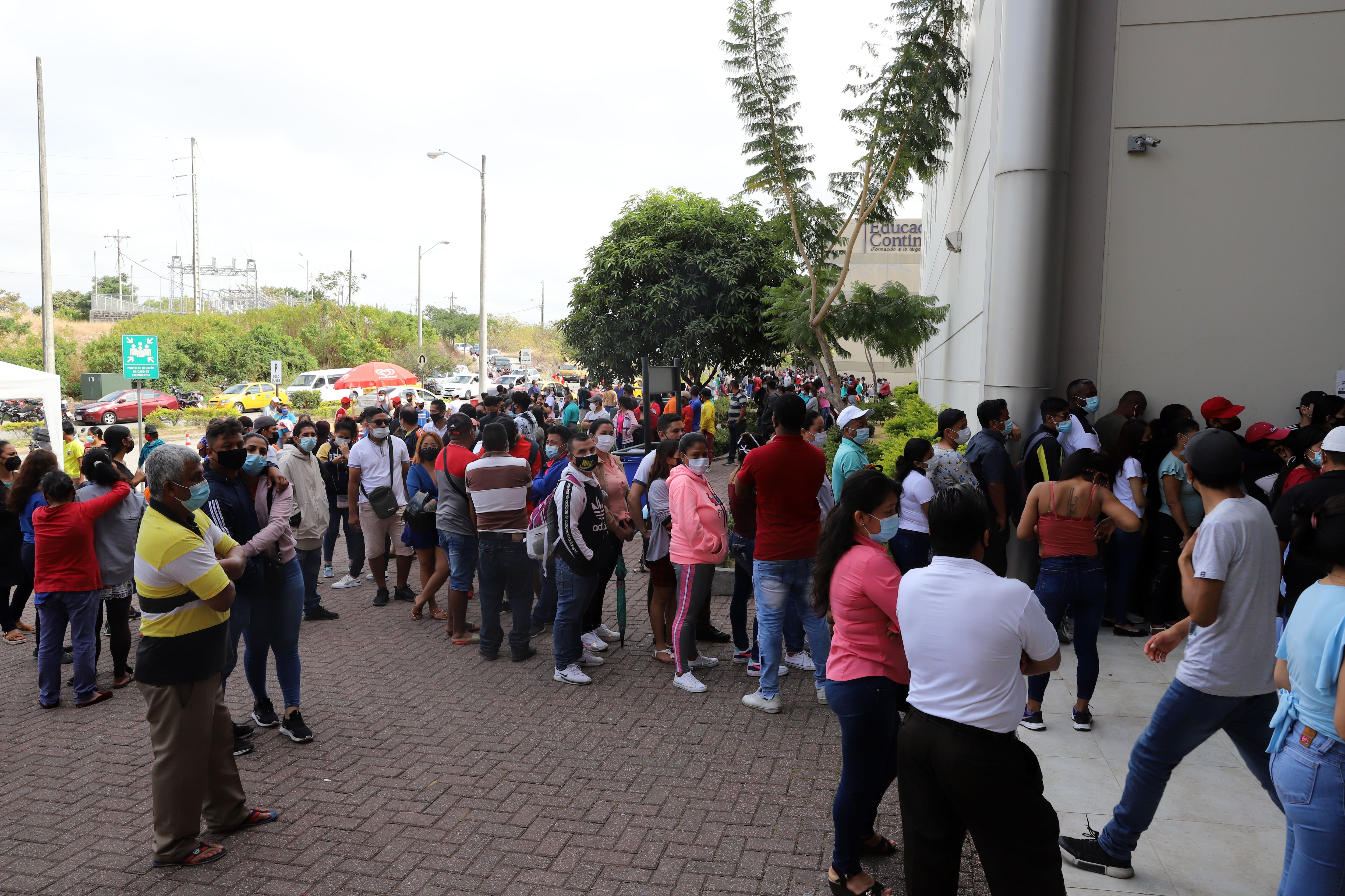 Largas filas se evidenciaron este sábado 31 en puntos de vacunación contra el COVID-19 en Guayaquil