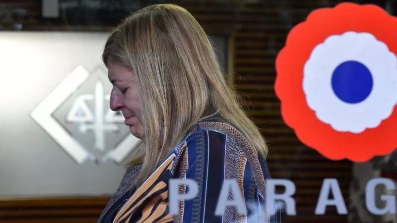 Sandra Quiñonez, fiscal general de Paraguay, reza en su oficina antes de hablar con la prensa el martes en relación al asesinato del fiscal Pecci. GETTY IMAGES
