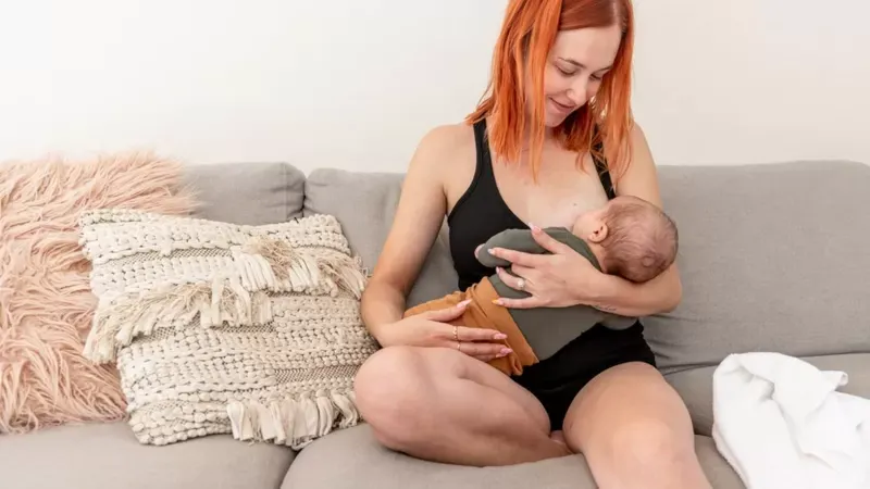 Amamantar puede ser doloroso para la madre si el bebé tiene la lengua anclada. Getty Images