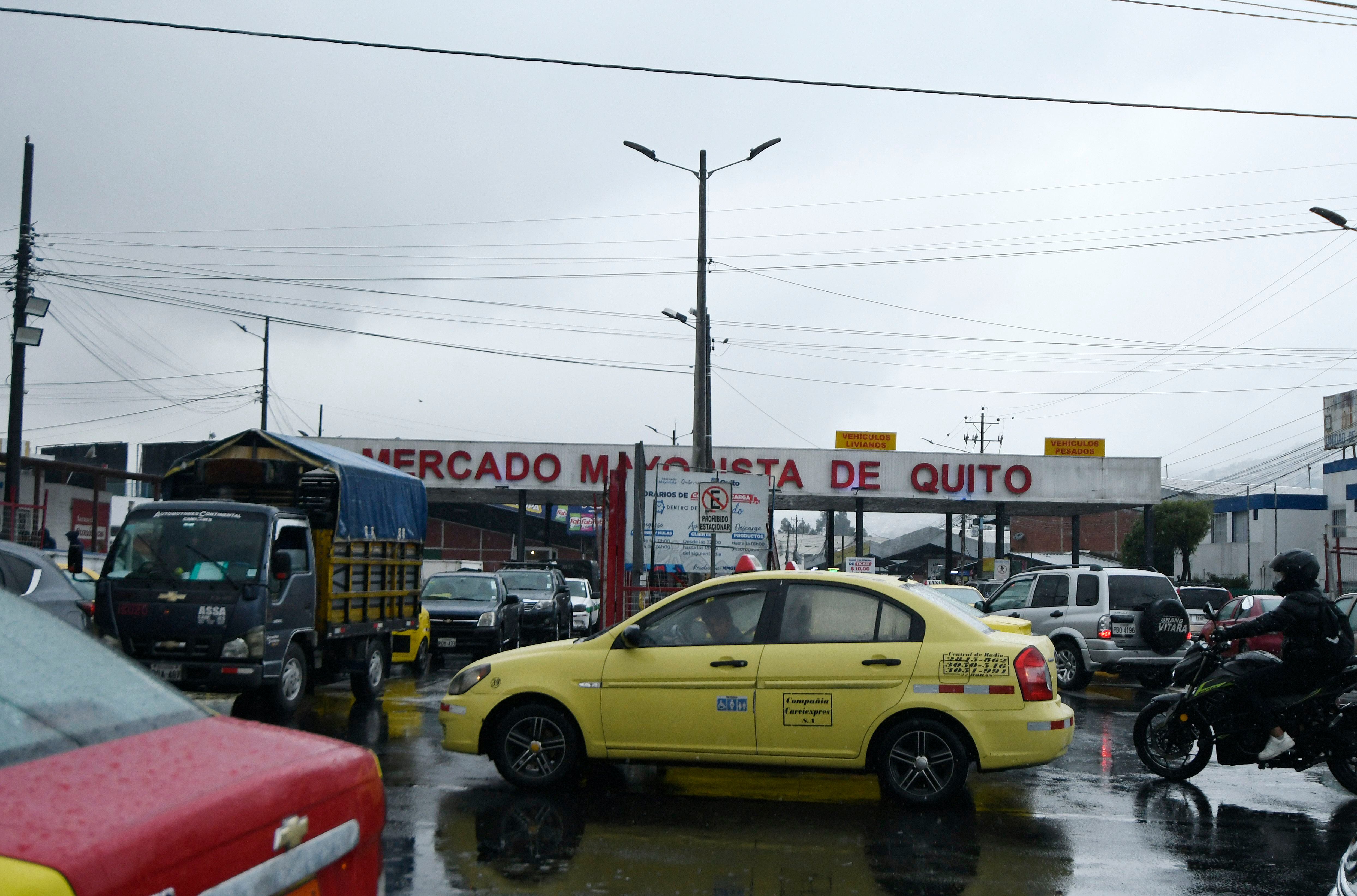 El ingreso al Mercado Mayorista estuvo complicado por la presencia de vehículos.
Alfredo Cárdenas/ EL UNIVERSO.