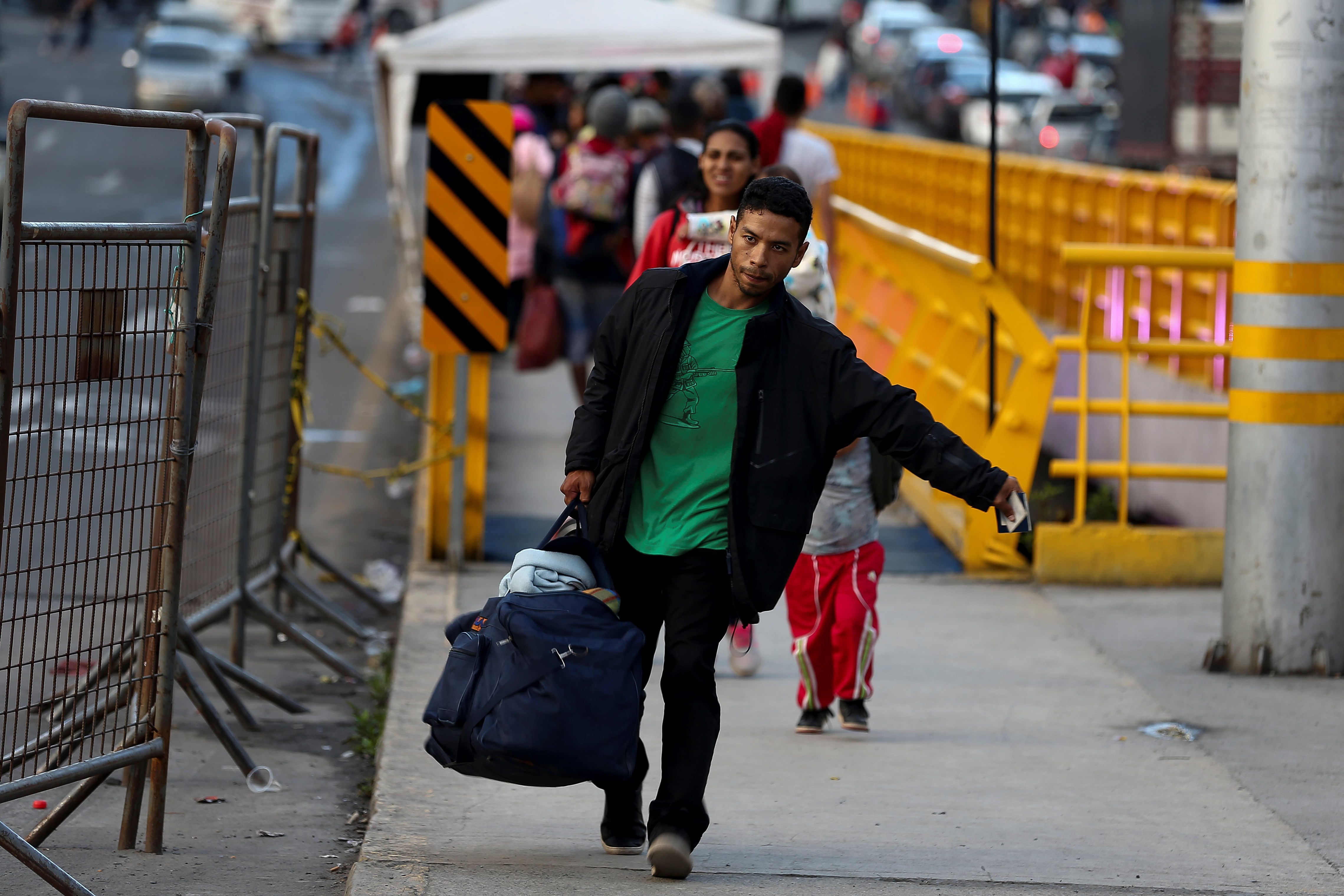 Fotografía de archivo en la que se registró a un migrante venezolano a su llegada al puente de Rumichaca, en la frontera de Ecuador con Colombia. 