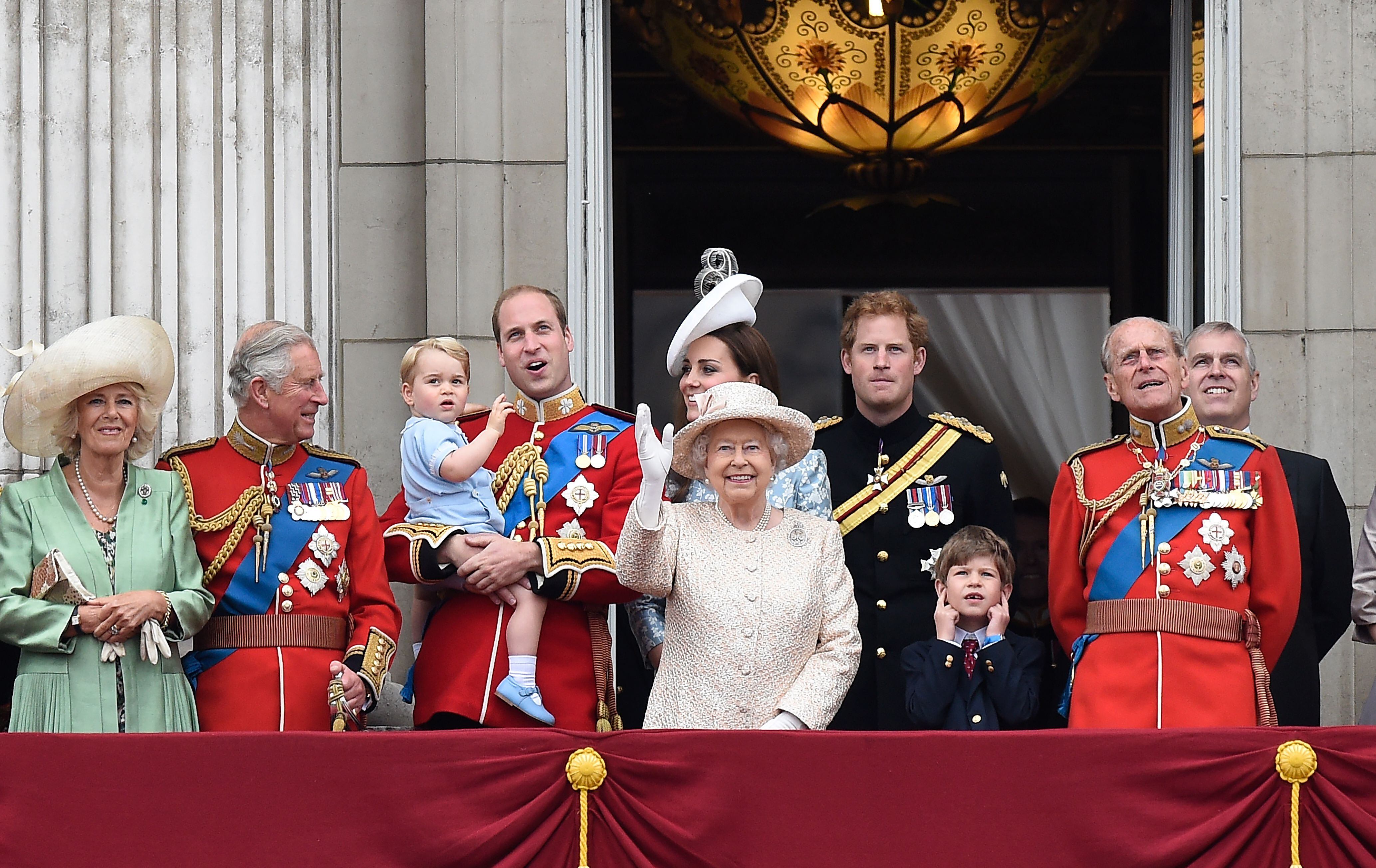 Una imagen fechada el 13 de junio de 2015 muestra a la reina Isabel II de Gran Bretaña (centro) y miembros de la familia real en el balcón del palacio de Buckingham después de la tradicional ceremonia 'Trooping the Colour' en Londres. Desde la izquierda están Camila, duquesa de Cornualles; príncipe Carlos; príncipe Jorge; príncipe Guillermo, duque de Cambridge; Catalina, duquesa de Cambridge; príncipe Harry; príncipe Felipe, duque de Edimburgo, y príncipe Andrés.
