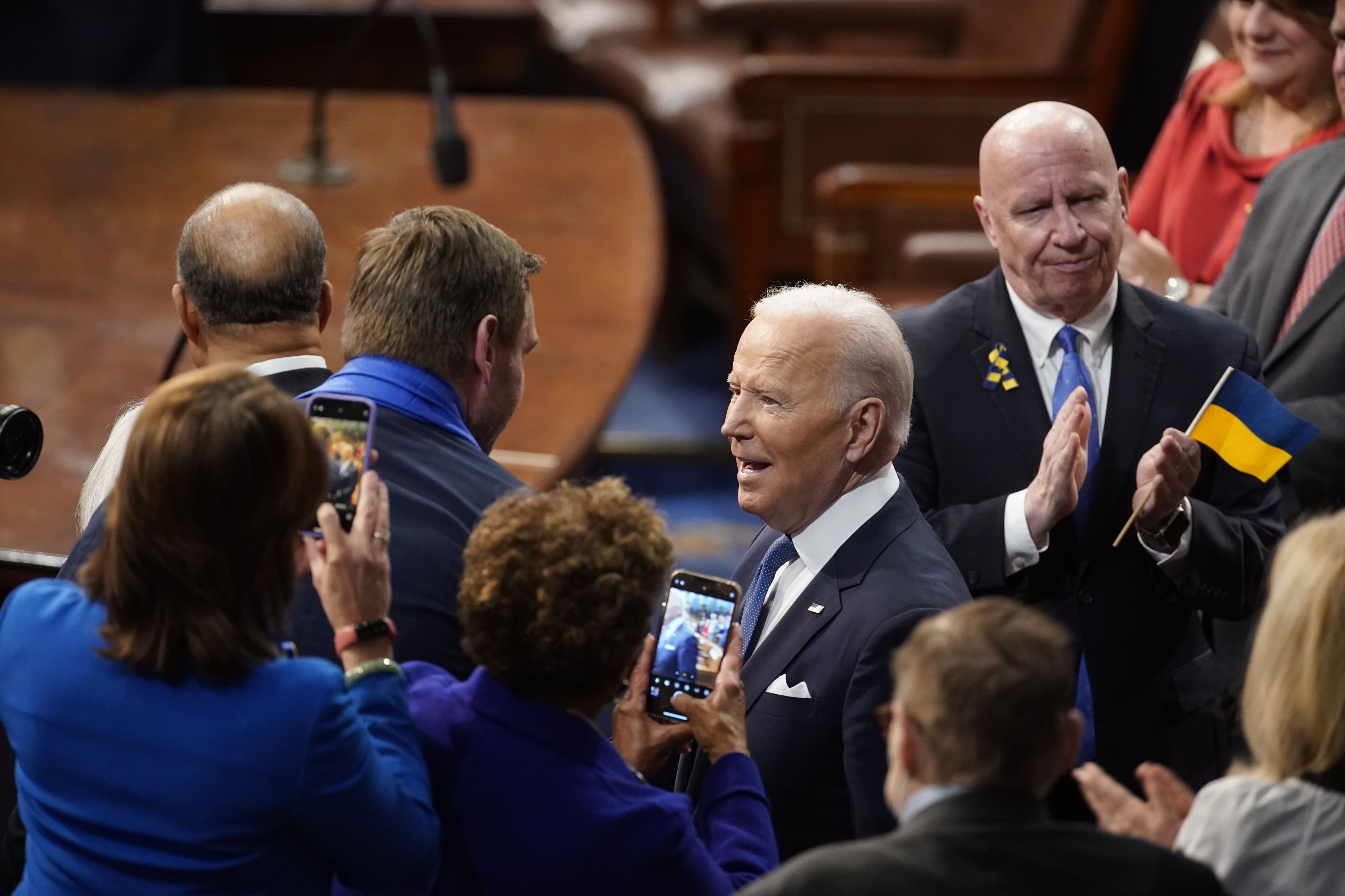 El presidente de los Estados Unidos, Joe Biden (c), llega para pronunciar el discurso del Estado de la Unión en el Capitolio de los Estados Unidos en Washington, DC. EFE/ EPA/Al Drago 
