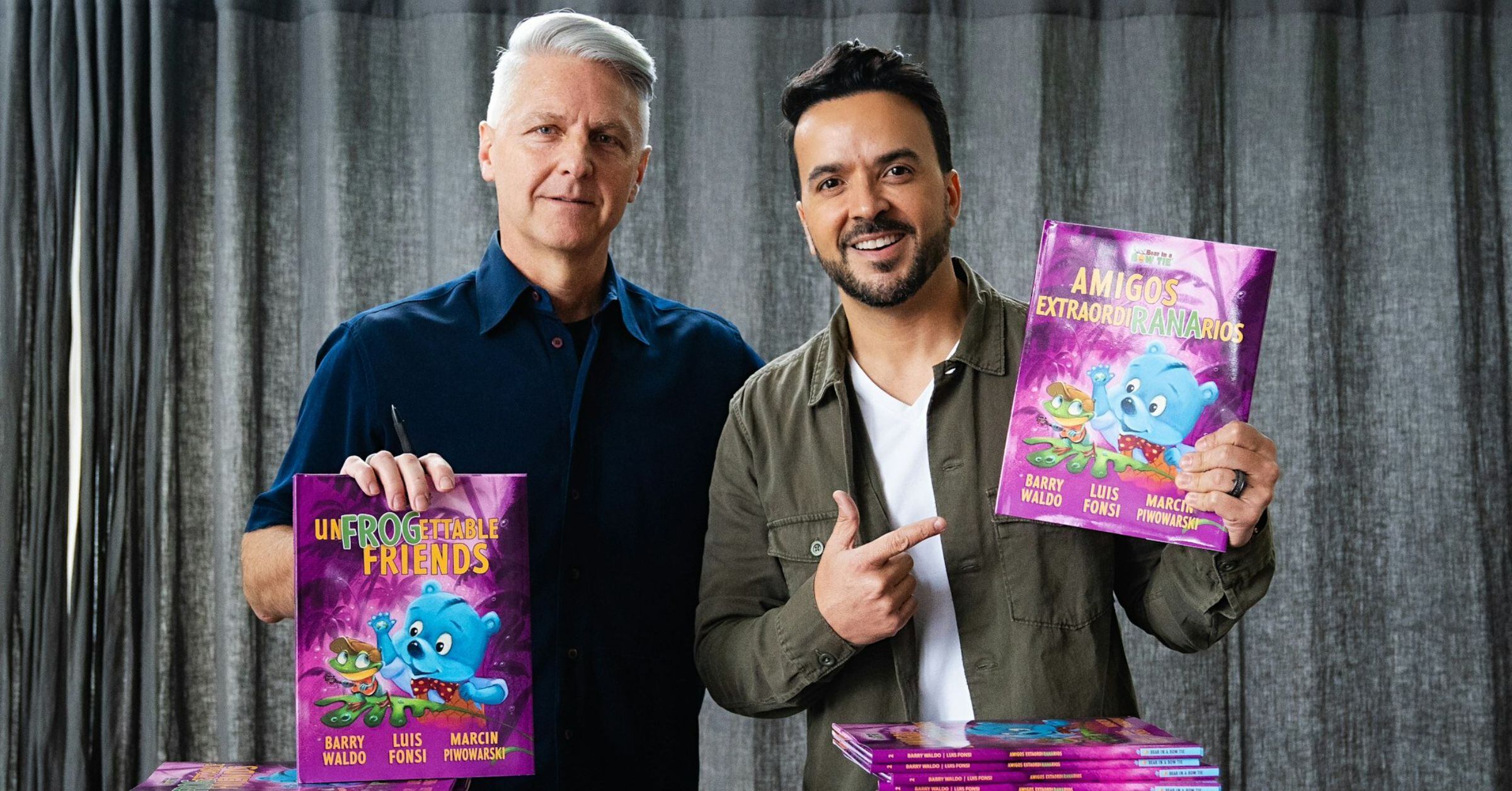 El cantante puertorriqueño Luis Fonsi (d) y el exejecutivo de Disney y Mattel Barry Waldo (i)  posan con unos ejemplares del libro. 