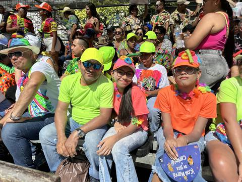 Gente disfrutando del desfile de carnaval llamado la Batalla de las Flores en Barranquilla.