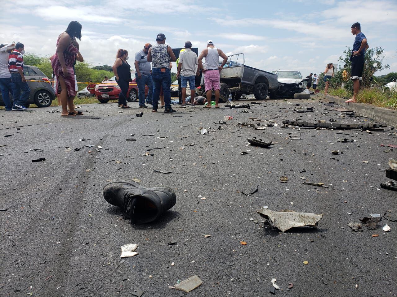 Los restos de las indumentarias y de partes de los automotores afectados por este nuevo accidente de tránsito en el km 54 de la vía a la costa, más conocida como la carretera Guayaquil-Salinas.