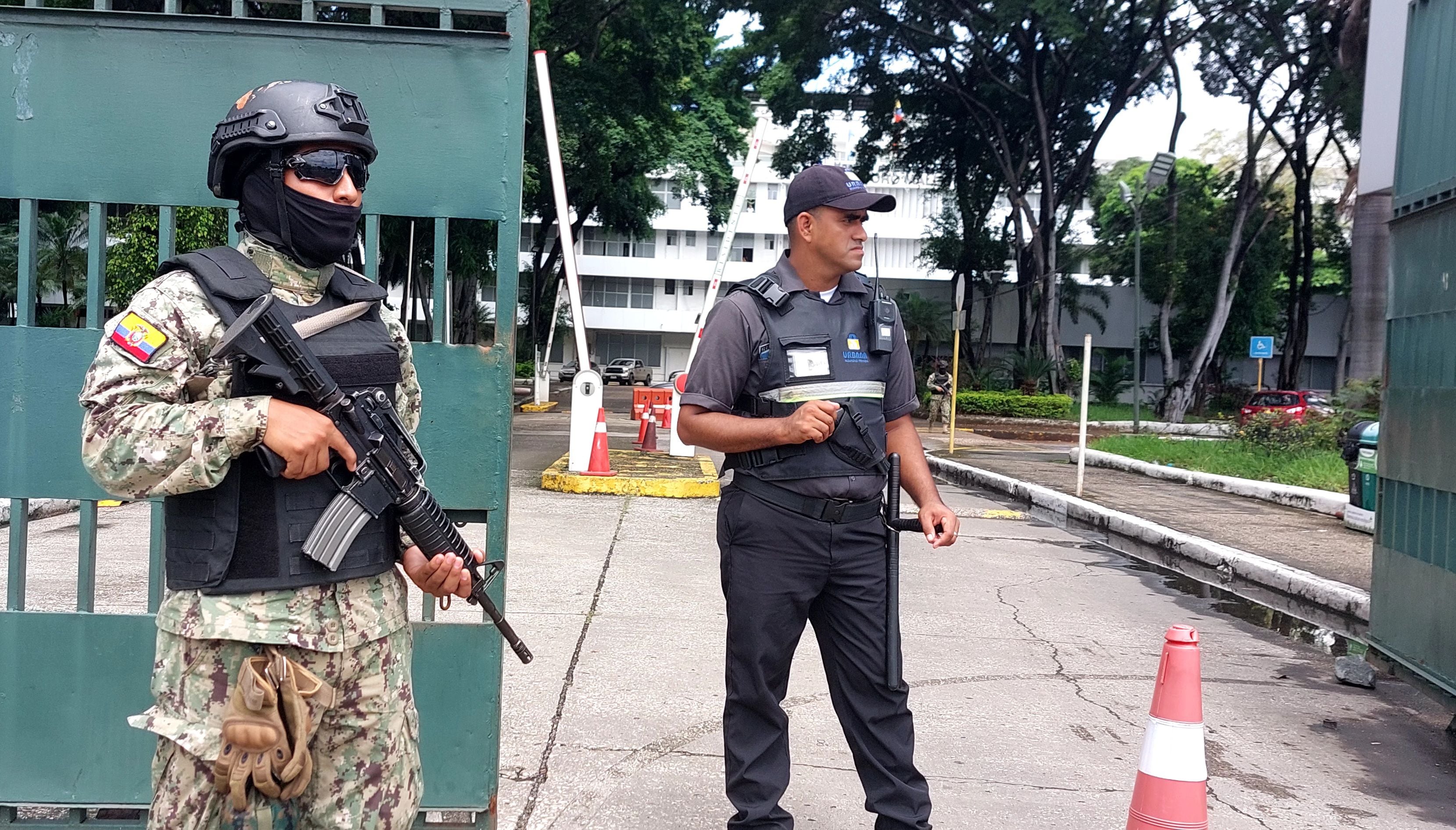Intenso control militar en el Teodoro Maldonado Carbo durante recorrido del nuevo gerente del hospital del IESS 
