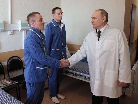 Vladimir Putin visita por primera vez en el hospital a soldados rusos heridos en Ucrania