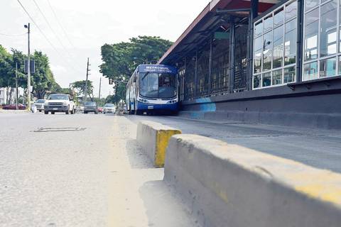 Detienen a conductor de Metrovía tras impactar a peatón en el sur de Guayaquil