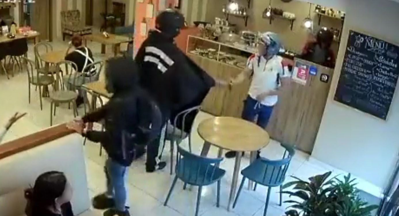 En dos minutos antisociales robaron a clientes de cafetería en el norte de Quito