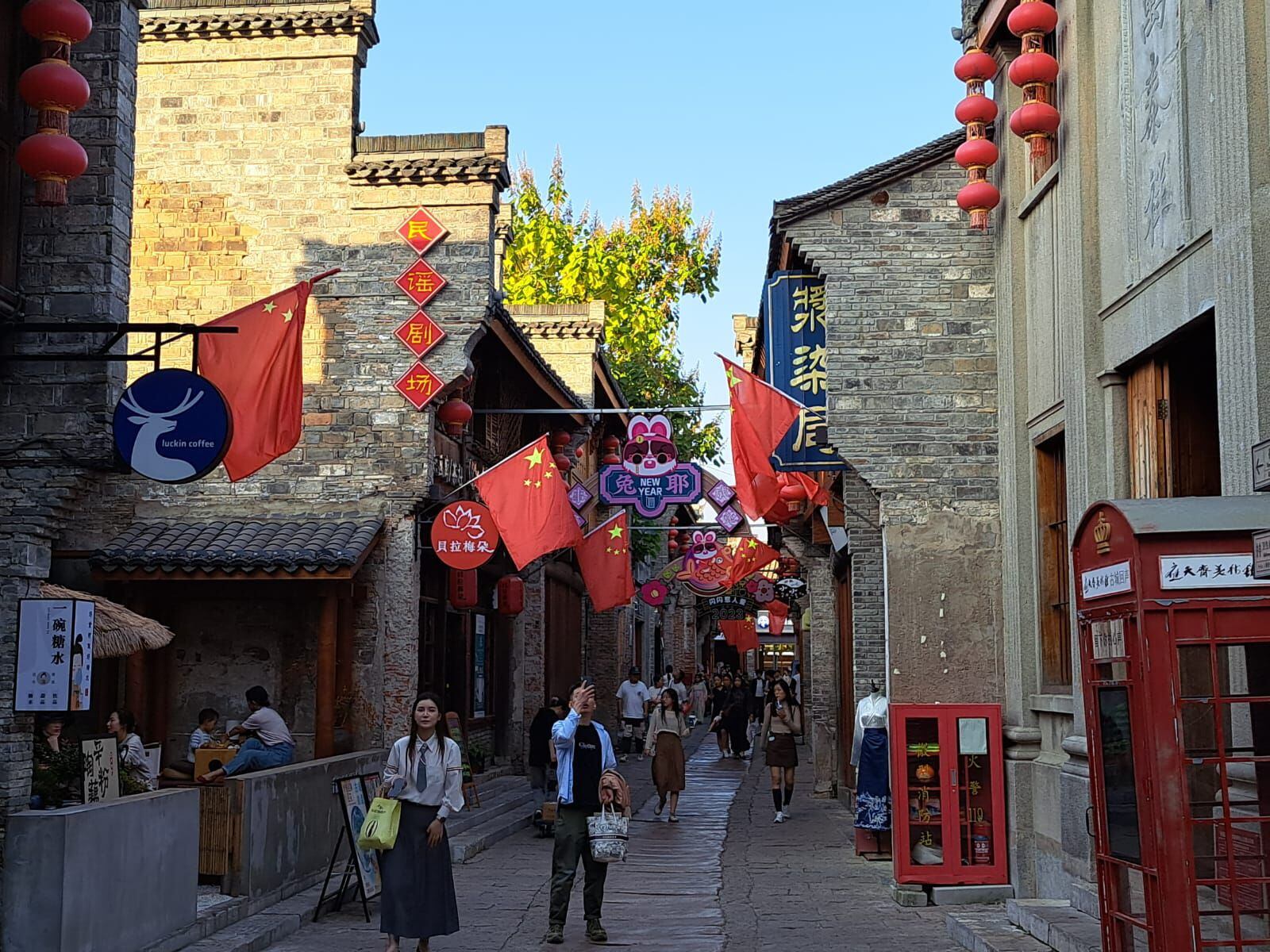 Una de las calles de Wuhu en la que conviven restaurantes, cafeterías y tiendas artesanales. Jorge Villón