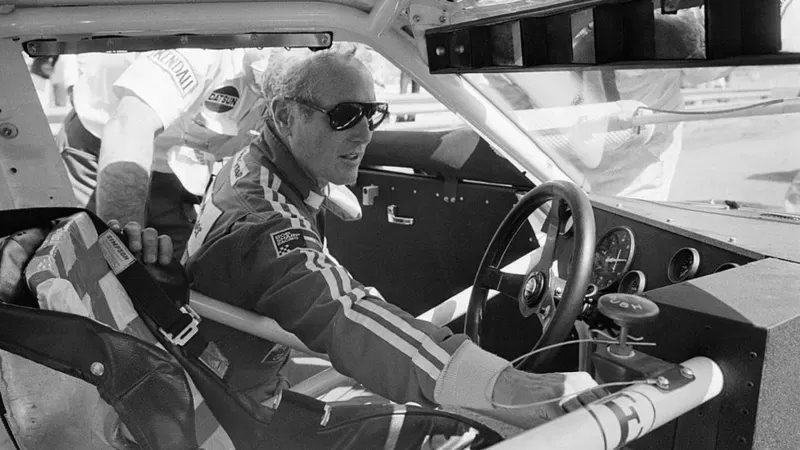 El actor Paul Newman mientras probaba su auto Datsun durante una carrera en los años 70. Getty Images