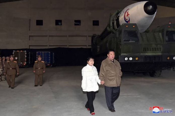 El líder norcoreano Kim Jong-Un, acompañado de su hija durante la prueba de un nuevo tipo de misil balístico intercontinental (ICBM) en Pyongyang, Corea del Norte, el 18 de noviembre de 2022. Foto: KCNA