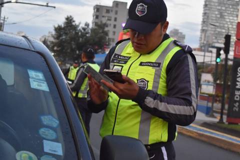 Más de $ 900.000 en multas se han emitido en Quito por estacionarse en lugares prohibidos