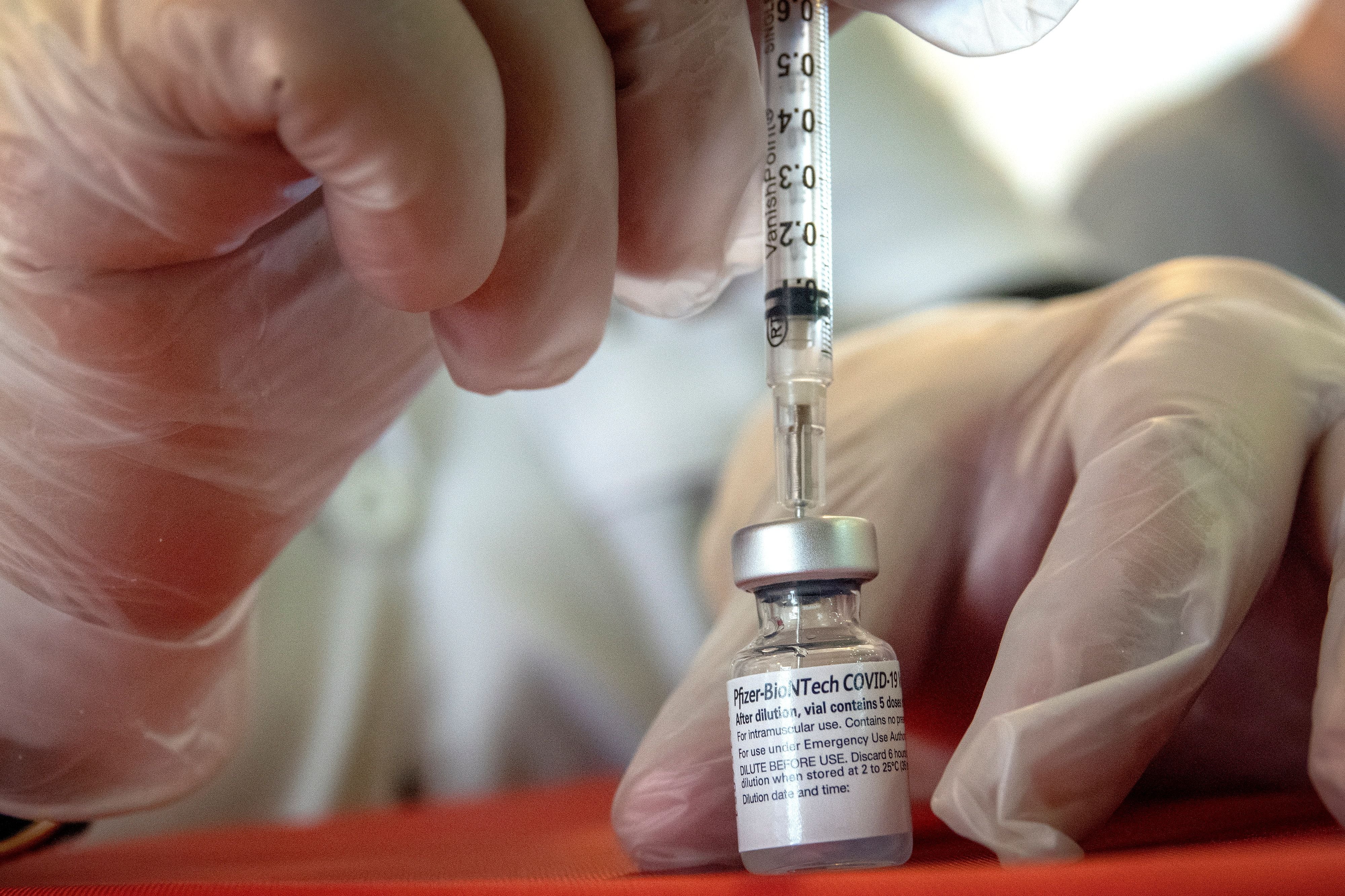 COVID-19: Estudio concluye que combinar las vacunas de Sinovac y Pfizer es seguro