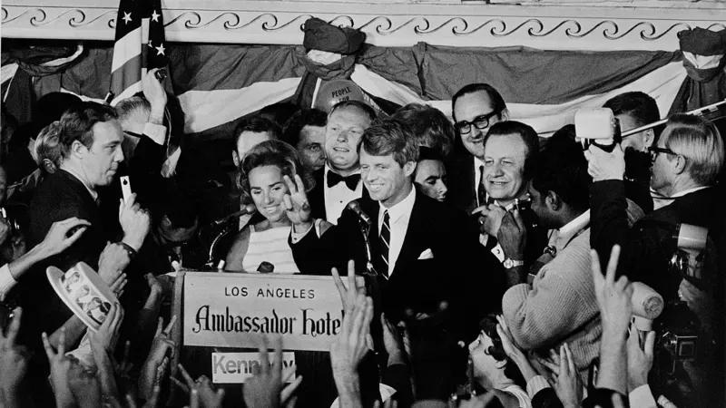 GETTY IMAGES El senador de Nueva York Robert Kennedy haciendo la V de Victoria unas horas antes de ser asesinado.