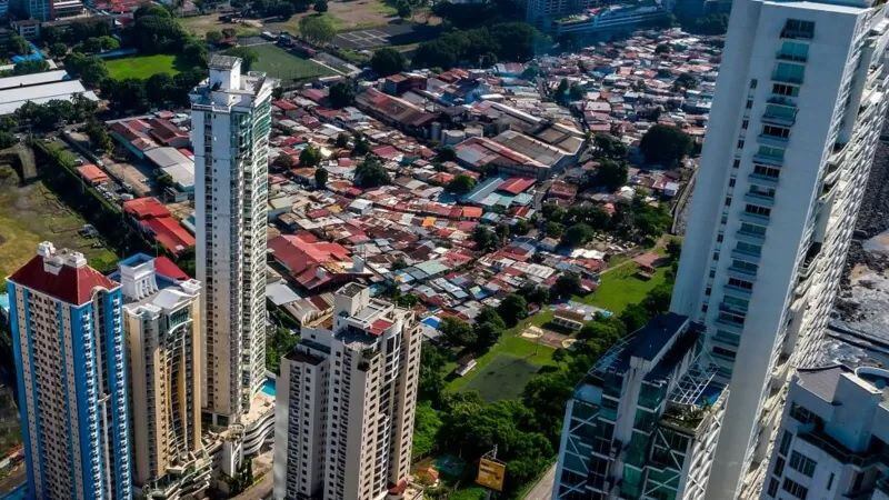 Las ostentosas torres del sector de Punta Pacífica contrastan con el humilde barrio de pescadores de Boca la Caja en Ciudad de Panamá. GETTY IMAGES