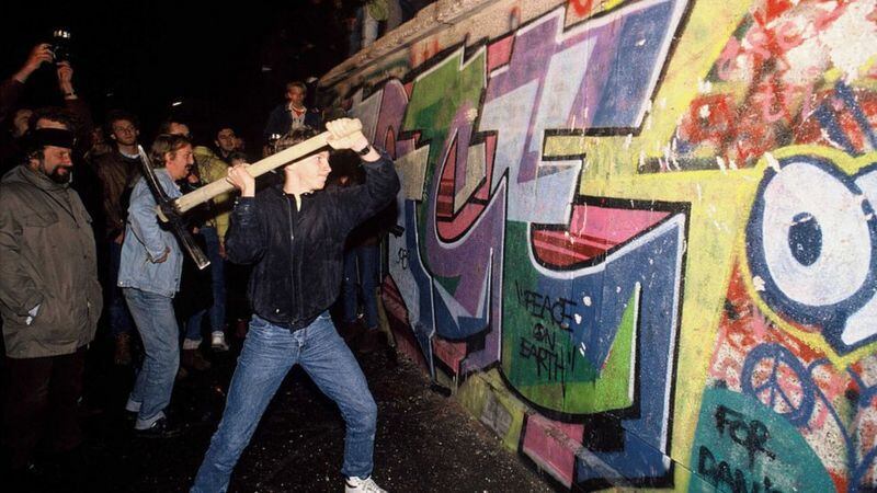 GETTY IMAGES Pocas horas después de la rueda de prensa, el Muro de Berlín estaba siendo derribado.