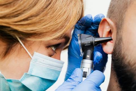 ¿Sabe qué es el tinnitus?: Si percibe un zumbido, murmullos u otro sonido préstele atención a sus oídos