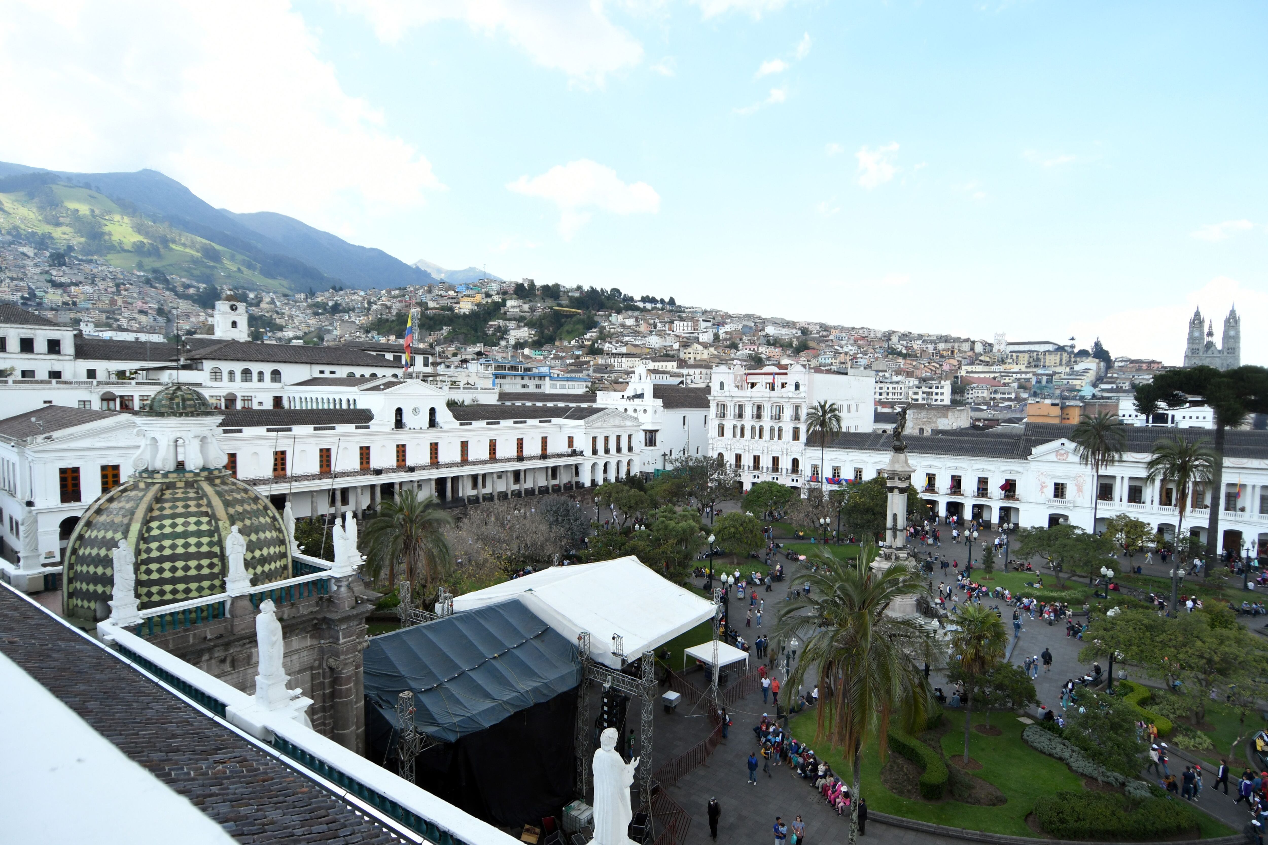 La Plaza Grande, tomada desde las cúpulas de la iglesia catedral, en el centro histórico, durante las fiestas de Quito. Alfredo Cárdenas/ EL UNIVERSO.