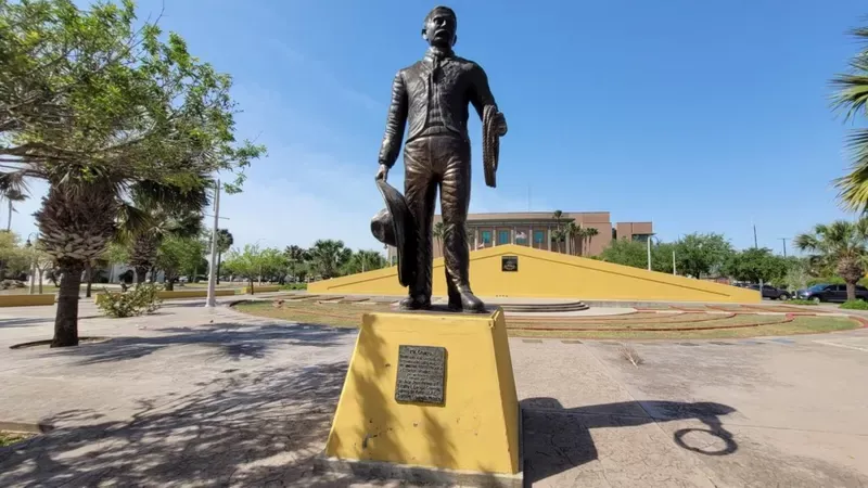 "Mr Charro. Dedicado a la ciudad de Brownsville como muestra de amistad entre México y Estados Unidos", dice la leyenda de la estatua. Analía Llorente