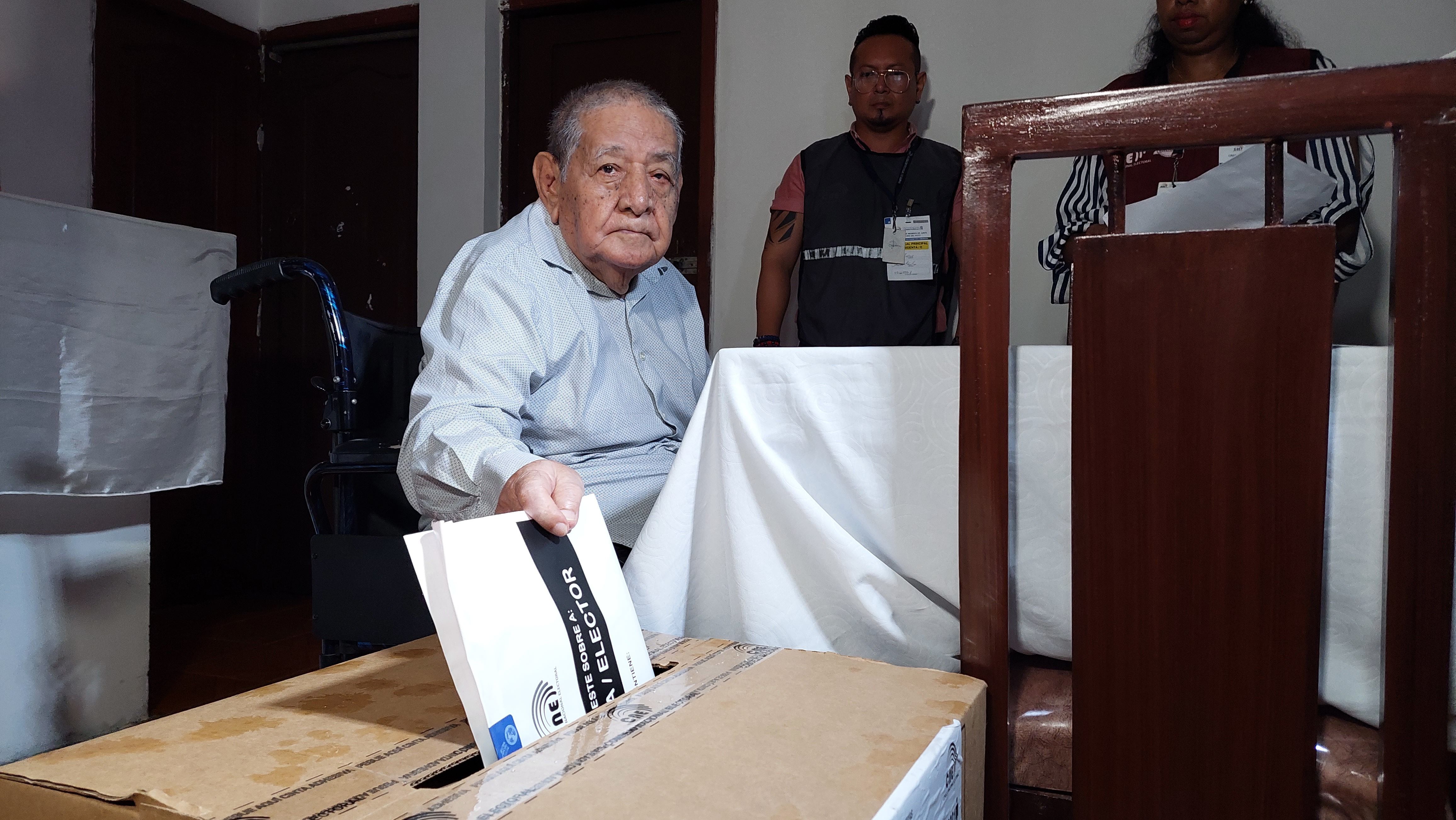 Guayaquil, abril 19 de 2024.-  Voto en Casa en CNE Guayas. Luis Alberto Freire Pacheco. Foto Carlos Barros/El Universo.
