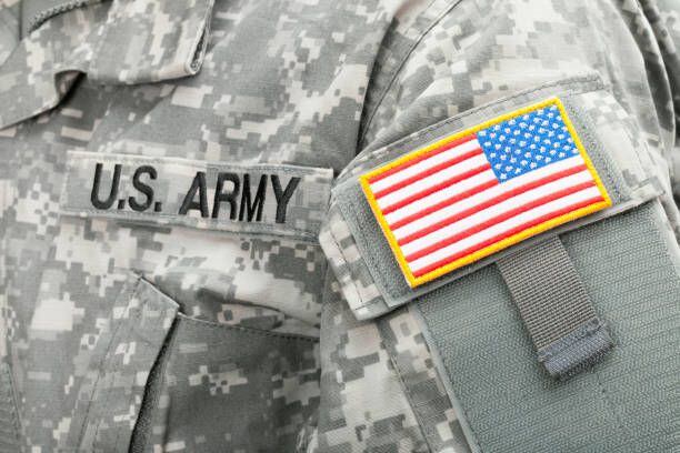 Los ingresos varían según el rango. En el Ejército de los EEUU, los miembros activos ganan salarios bastante decorosos.