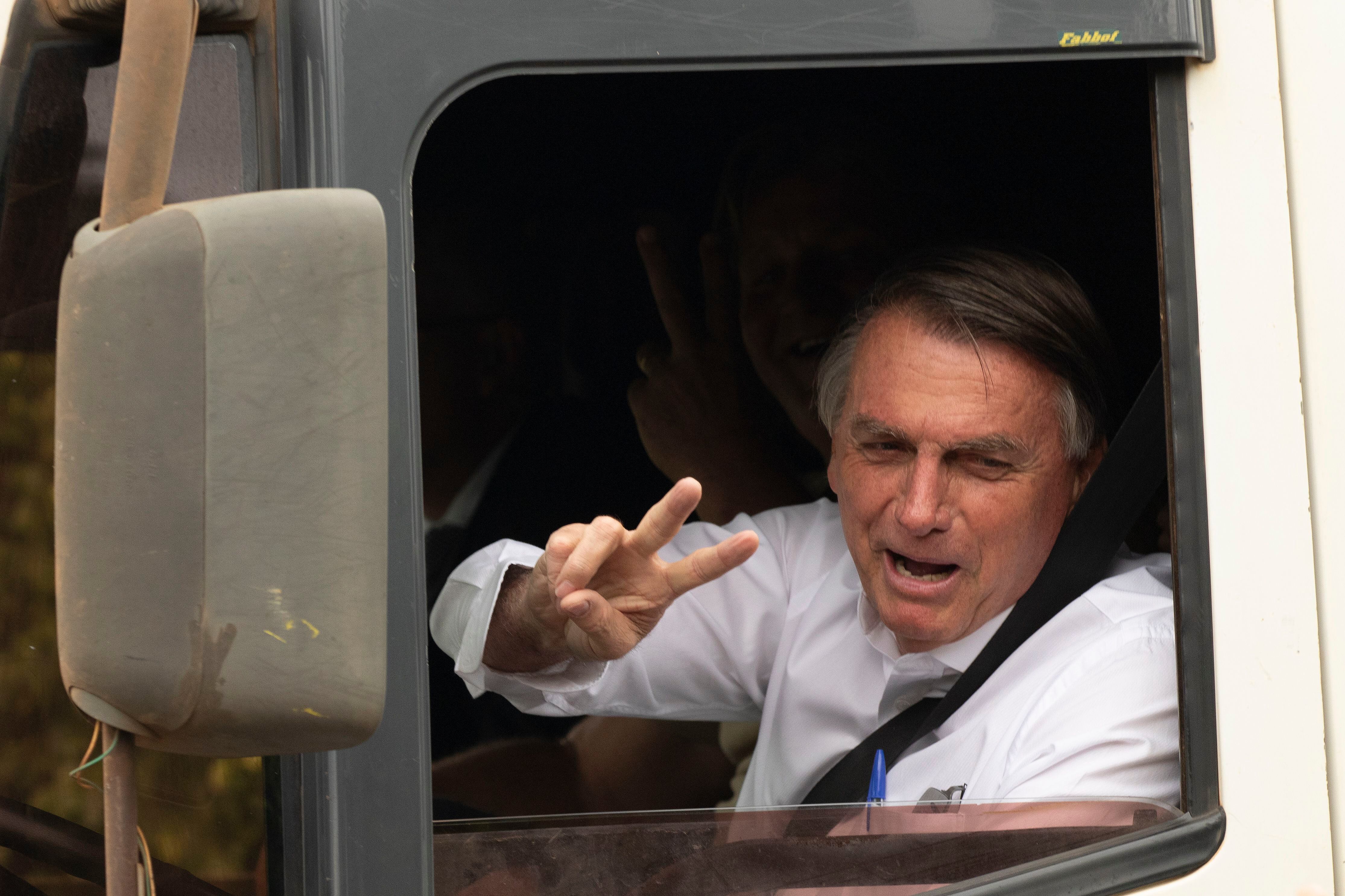 Jair Bolsonaro, presidente de Brasil y candidato a la reelección, es visto en un camión donde grabará un video de propaganda electoral, hoy en Brasilia (Brasil). EFE/Joédson Alves 