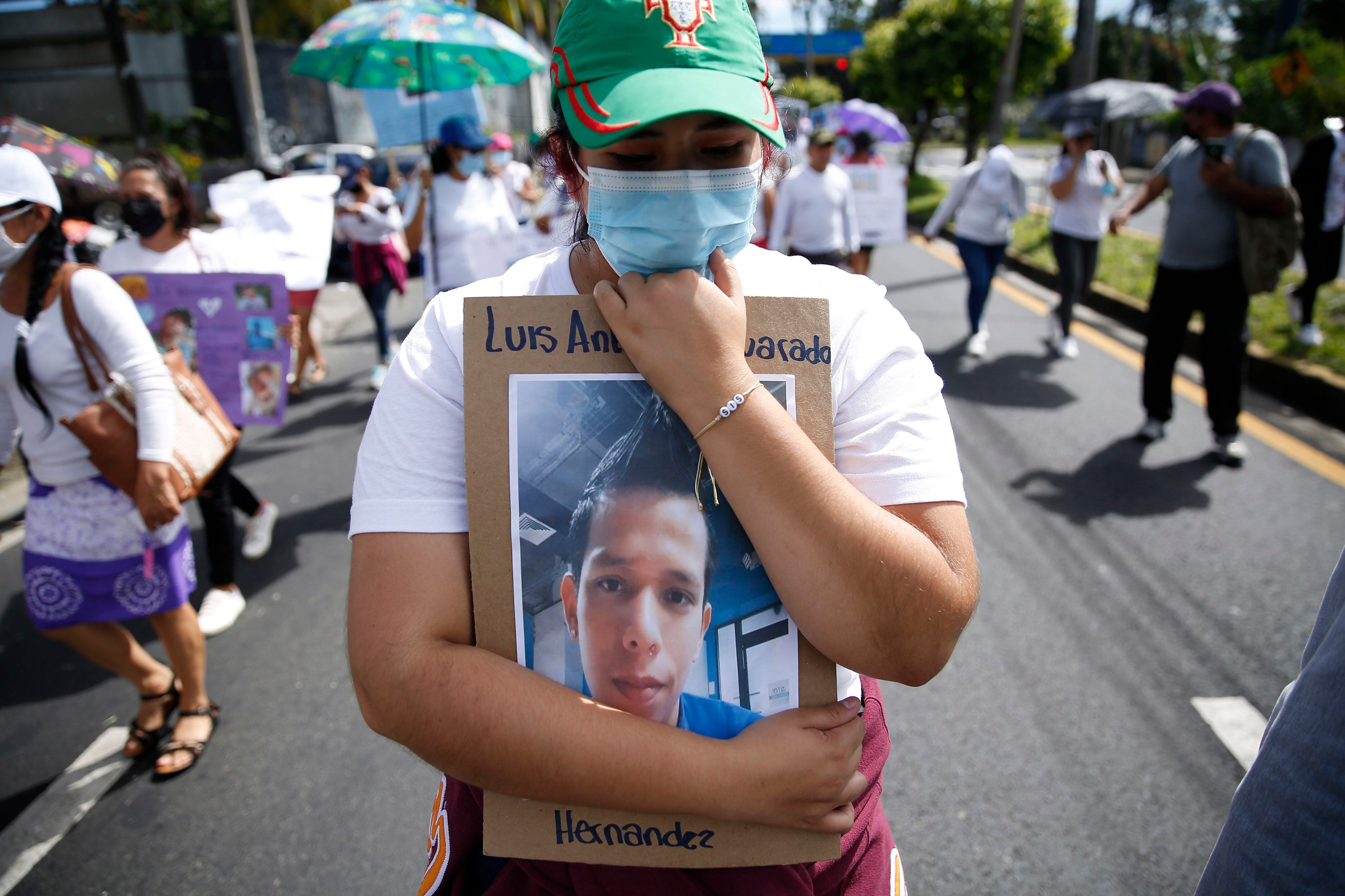 Familiares de personas detenidas durante el régimen de excepción, se concentran para exigir la libertad de los presos y posteriormente realizan una marcha hoy en San Salvador (El Salvador). EFE/Rodrigo Sura 