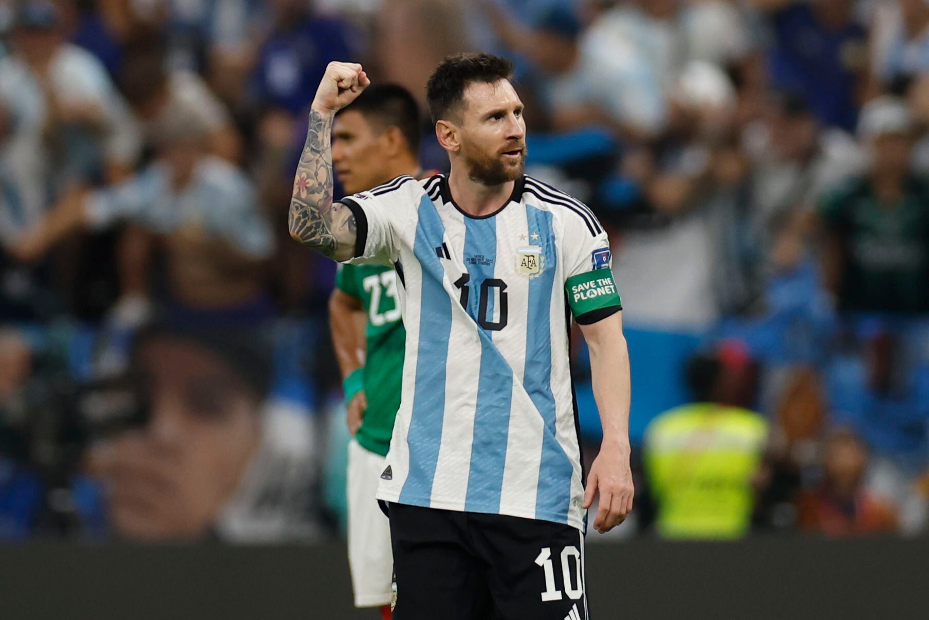 Lionel Messi tras anotar un gol en un partido de la fase de grupos del Mundial de Fútbol Qatar 2022.