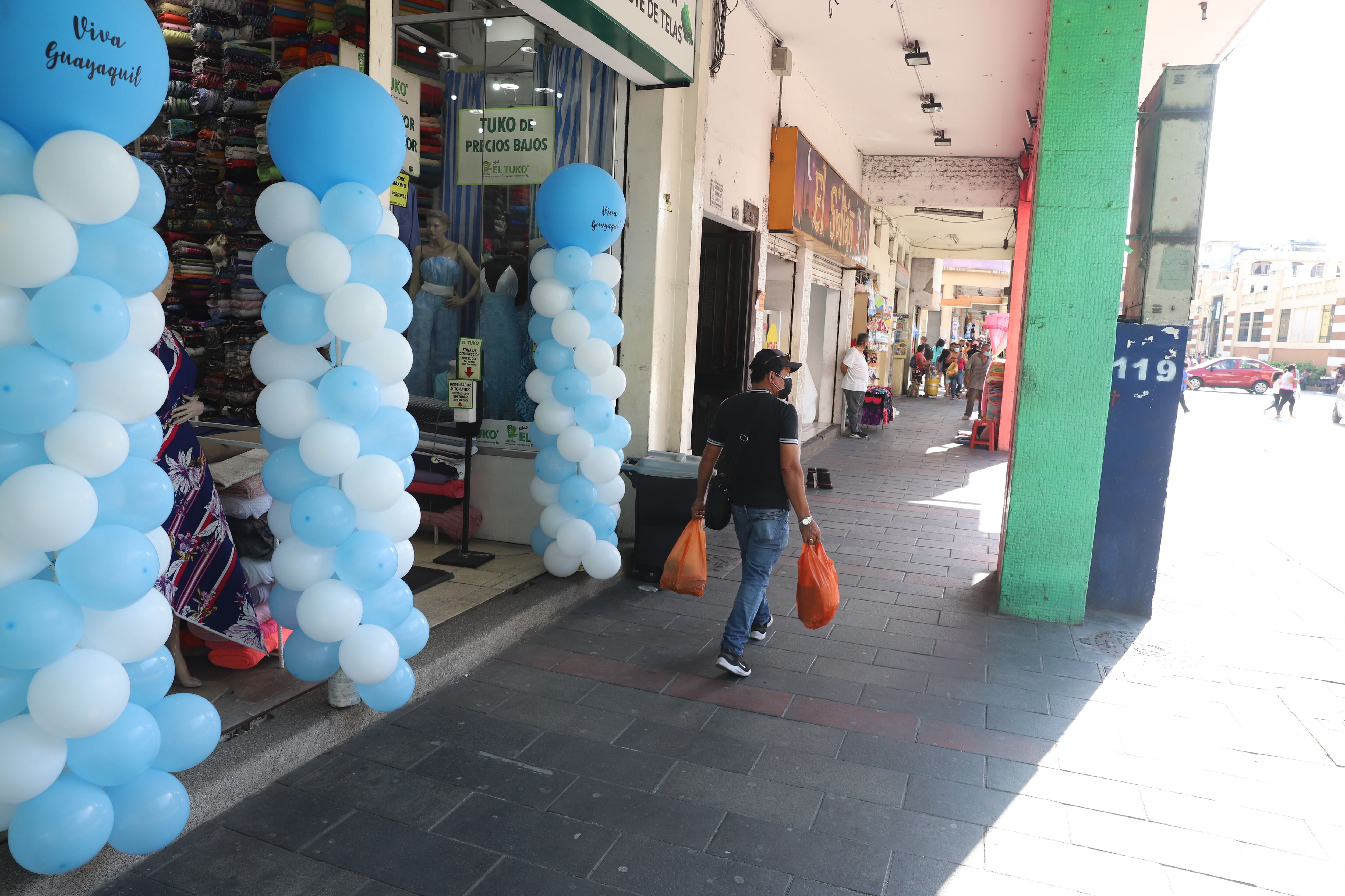 Con ofertas y decoraciones alusivas a las fiestas julianas en Guayaquil, los negocios buscan atraer más a su clientela, como ocurre en locales del centro de la ciudad. Foto: José Beltrán