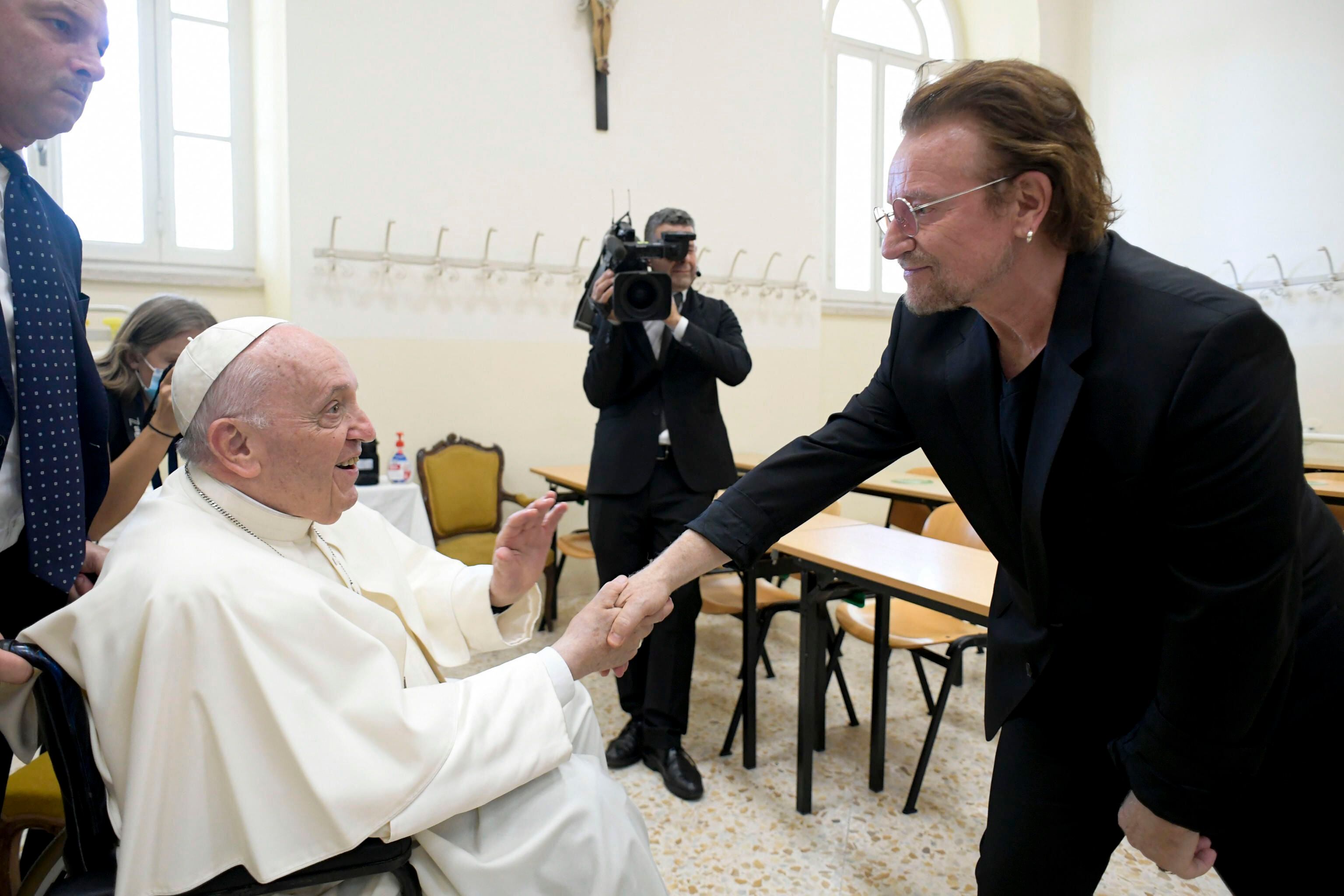 Imagen cedida del papa Francisco saludando a Bono, del grupo irlandés U2, . EFE/EPA/VATICAN MEDIA 