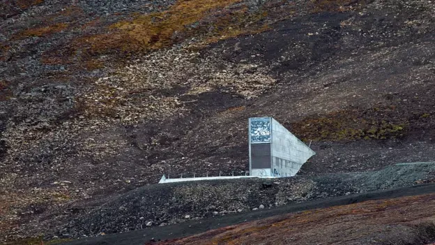 Esta es la entrada a la "bóveda del fin del mundo", el Banco Mundial de Semillas de Svalbard, Noruega.
