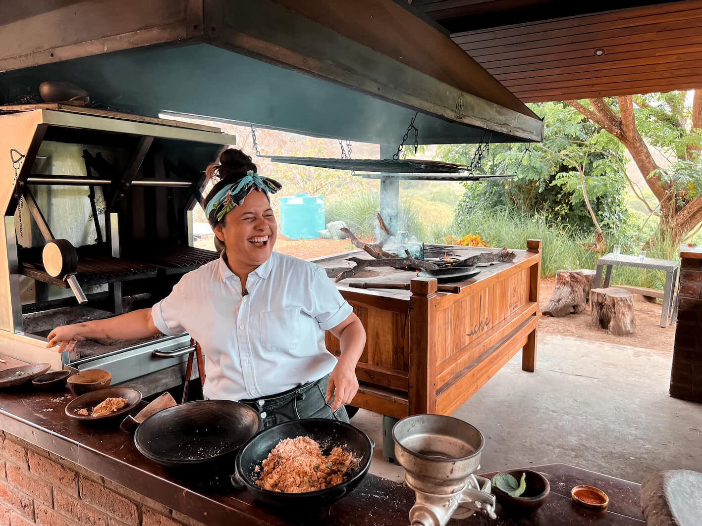 Fotografía cedida por la Fundación Fuegos, donde se ve a la chef  Valentina Álvarez preparar un plato típico en el restaurante Iche, en la zona costera de Jama, provincia de Manabí. 