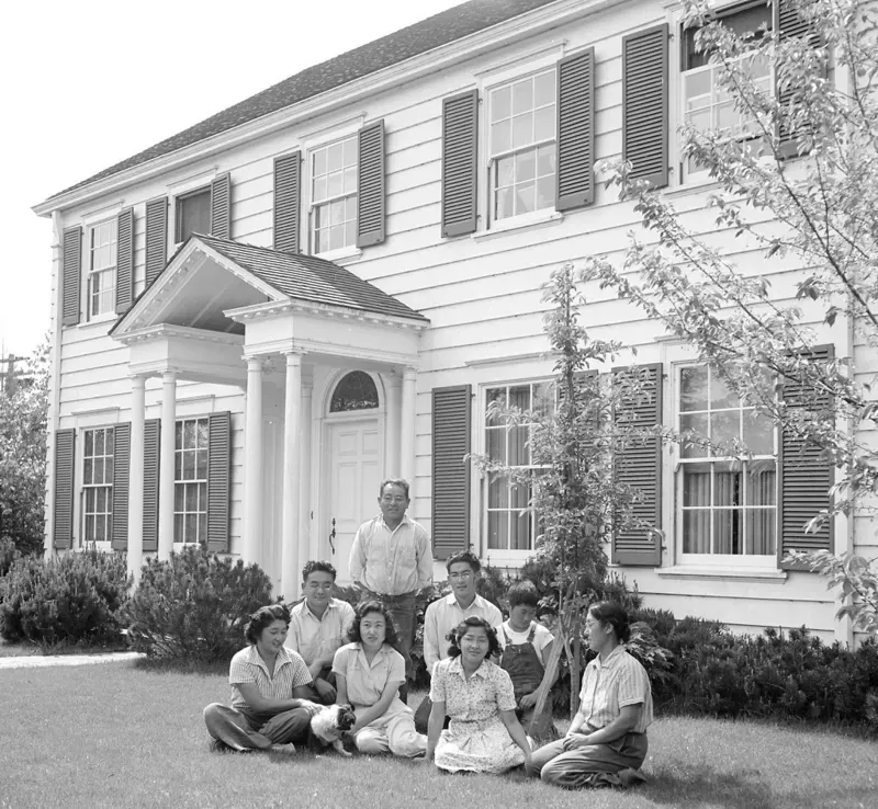 GETTY IMAGES La familia Shibuya en el césped frente a su hermosa casa en Mountain View, California antes de la evacuación a los centros de la Autoridad de Reubicación de Guerra. 18/04/1942