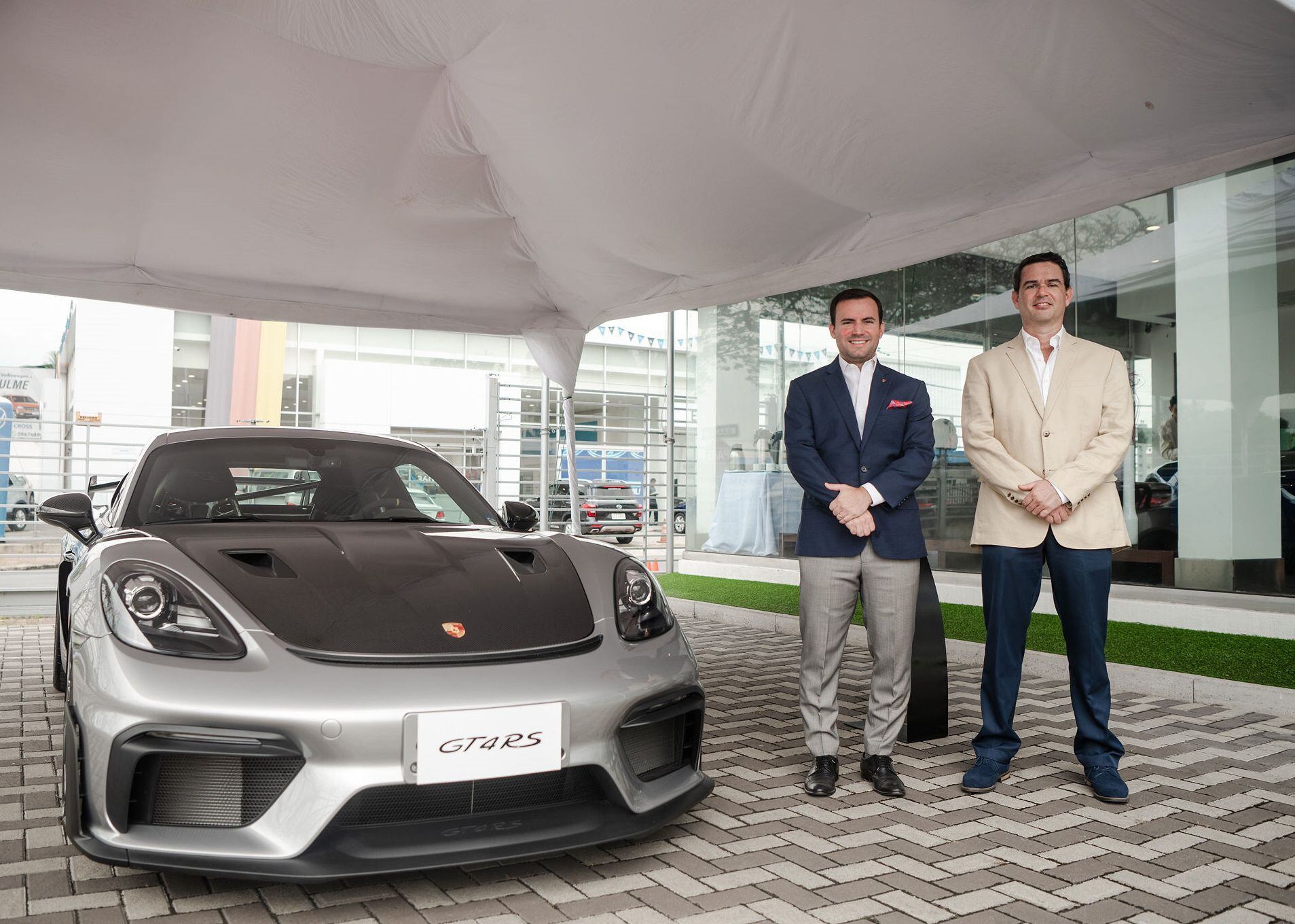 Guillermo Parra (i), asesor Porsche Ecuador, junto con Carlos Javier Estrada, gerente de Mercadeo del Porsche Center Guayaquil.
