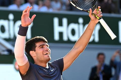 Carlos Alcaraz remonta a Jannik Sinner y clasifica a la final del Roland Garros