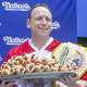 El comedor más rápido de hot dogs expulsado de la tradicional competencia del 4 de julio en Estados Unidos