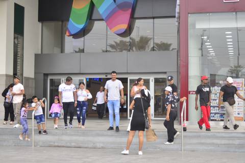 “Así sea un helado pero salimos a pasear”: padres en Guayaquil aprovecharon la tarde del domingo para salir en familia