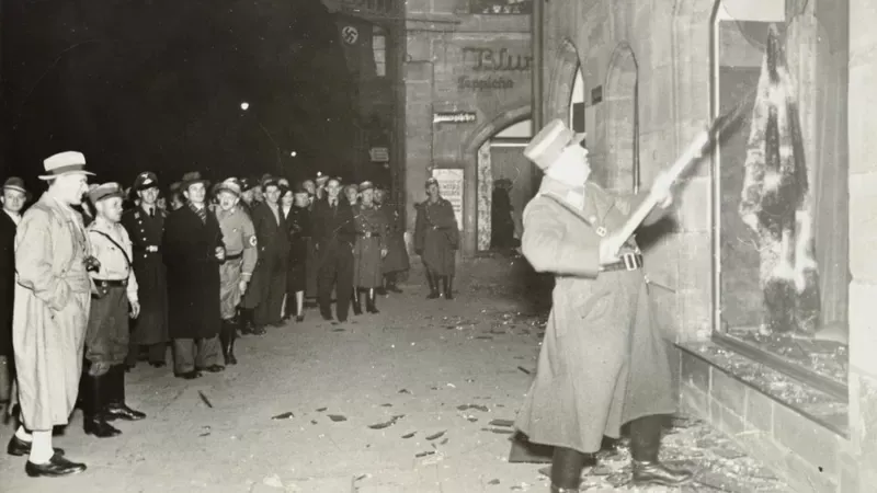La gente observa cómo un oficial nazi ataca un negocio judío. ARCHIVO YAD VASHEM
