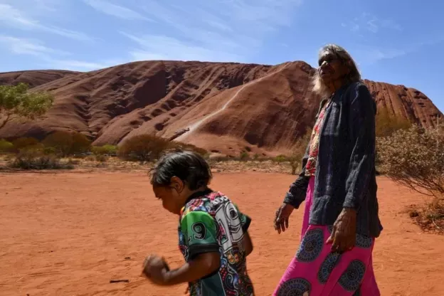Para los aborígenes locales (y habitantes tradicionales), el monolito rojo de Uluru es un lugar sagrado.