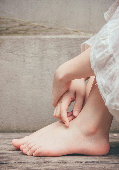 En los pies pueden presentarse edemas o hinchazón que alertan de mal funcionamiento de los riñones. Foto: Pexels/Min An
