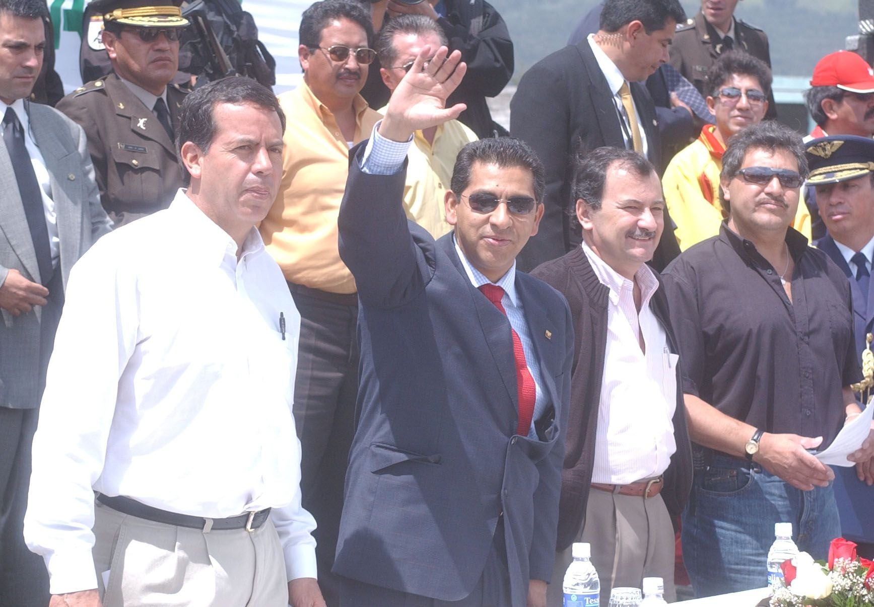 El expresidente Lucio Gutiérrez junto a su entonces ministro Carlos Pólit (d) y otros funcionarios, en un evento realizado en Quito, en diciembre de 2003. Foto: Archivo