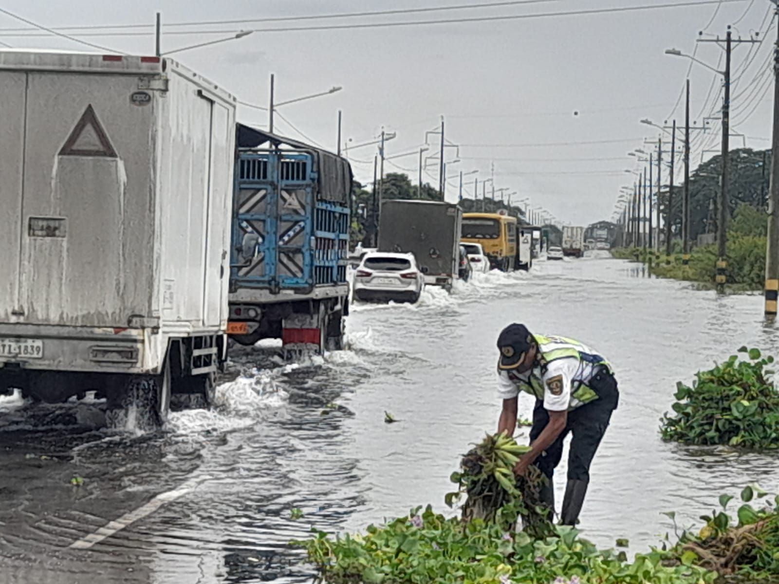 La vía Babahoyo-Jujan se volvió a inundar en sus cuatro carriles, este viernes 24 de marzo