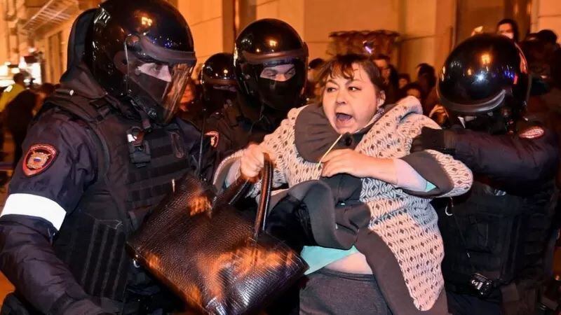 La policía de Moscú arrestó a los manifestantes este miércoles. AFP