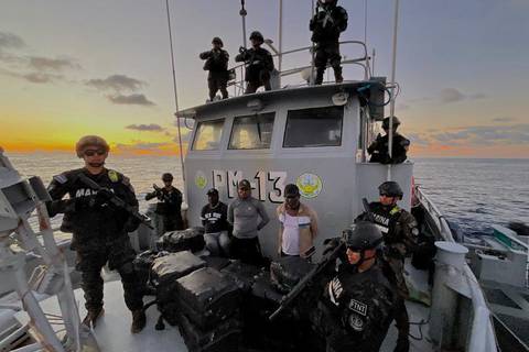 Incautan droga valorada en $ 25 millones en aguas de El Salvador, hay tres ecuatorianos detenidos